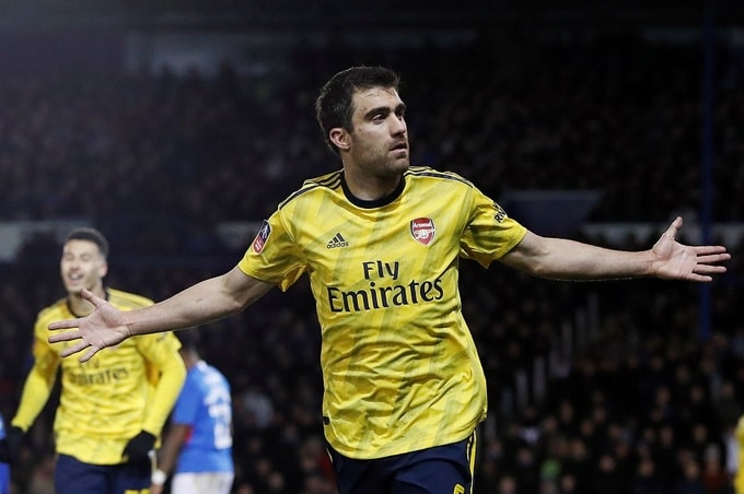 Sokratis góp công vào chiến thắng bằng cú vô-lê nối đẹp mắt
