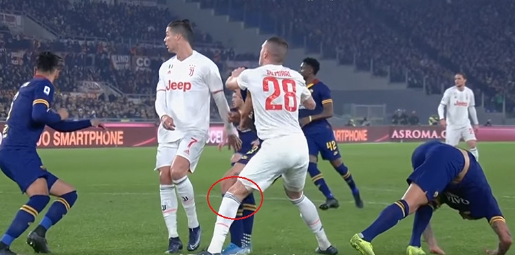 Demiral (số 28) tiếp đất chân trái, va chạm với cầu thủ Roma, dẫn tới trật khớp gối, đứt dây chằng.