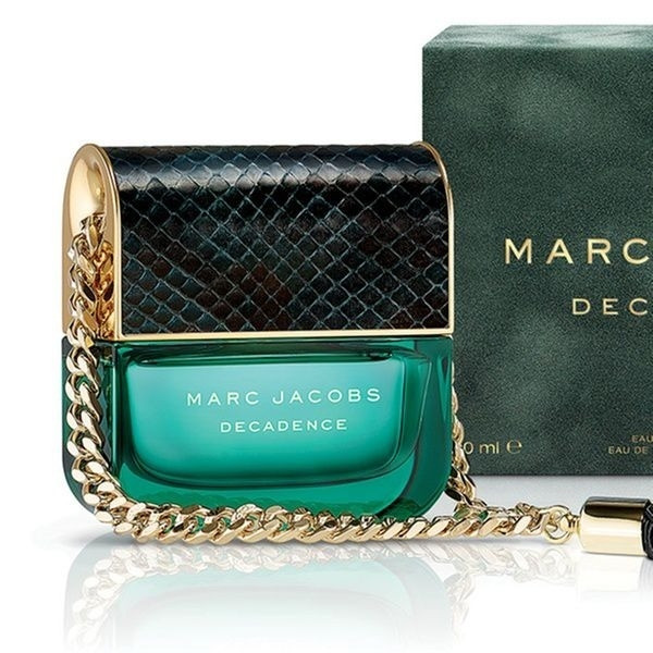 Nước hoa nữ Marc Jacobs Decadence Spray Eau De Perfum có kiểu dáng chai lạ mắt, cách điệu thành hình dáng chiếc túi xách dây đeo kim loại sang trọng. Decadence có hương thơm thuộc nhóm hương hoa cỏ phương Đông. Sản phẩm đang có giá giảm 50% trên Shop VnExpress, còn 1,75 triệu đồng cho chai dung tích 100 ml.