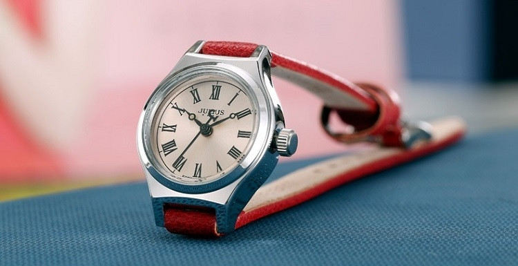 Thương hiệu đồng hồ thời trang Julius đang có ưu đãi hấp dẫn trên Shop VnExpress. Trong ảnh là đồng hồ dây da đỏ, giảm giá đến 50%c còn 459.000 đồng (Giá gốc 918.000 đồng). Đường kính mặt 23 mm, nhỏ gọn, dây đeo thanh mảnh, hợp với cổ tay của nhiều chị em.