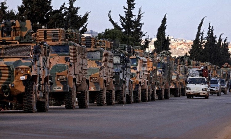 Đoàn xe thiết giáp Thổ Nhĩ Kỳ gần biên giới với Syria hôm 2/3. Ảnh: AFP.