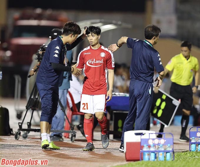 Công Phượng được HLV Chung Hae Soung rút ra nghỉ để phục vụ cho trận gặp Lao FC - Ảnh: T.L