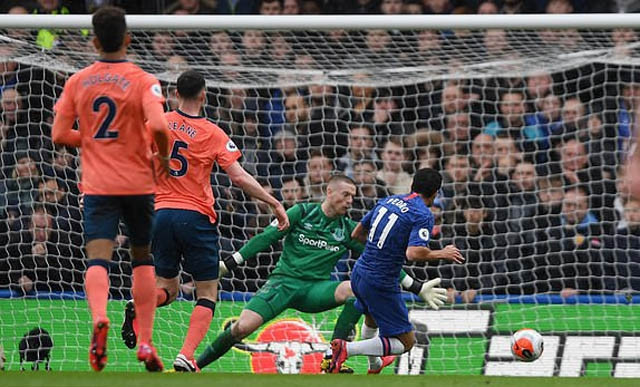 Pedro ghi bàn giúp Chelsea dẫn trước 2-0 trong hiệp 1