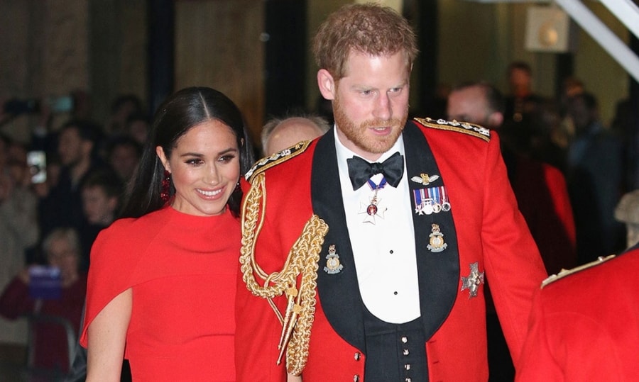 Meghan Markle dien do ruc ro, trang diem dam sau khi roi Hoang gia Anh hinh anh 5 meghan_and_harry_stun_at_royal_albert_hall_t.jpg