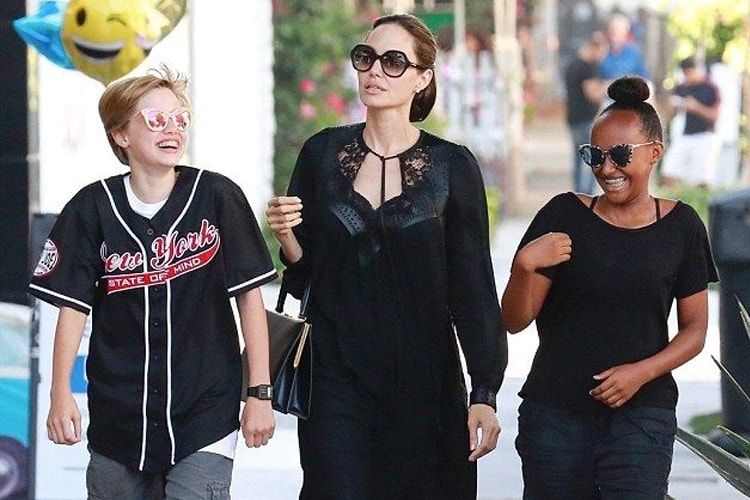 Angelina Jolie đưa Shiloh (trái) và Zahara (phải) đi mua sắm tại Los Angeles hồi năm ngoái. Ảnh: Backgrid.