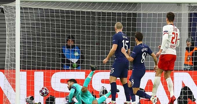 Lloris cũng mất cảnh giác ở bàn thua thứ 2