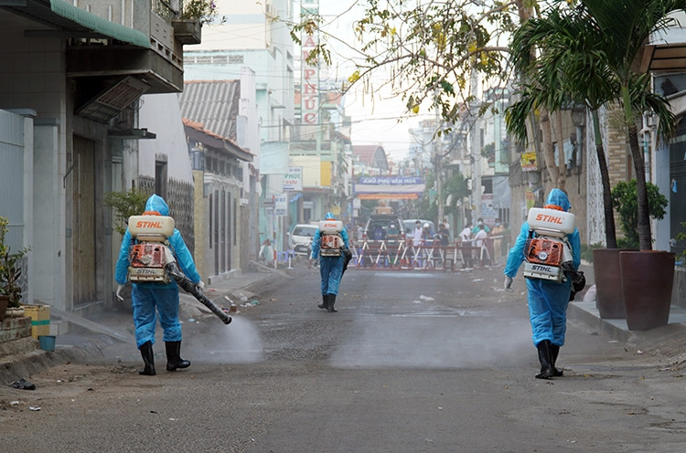 Phun thuốc khử khuẩn tại khu vực cách ly nCoV trên đường Ngô Sĩ Liên, TP Phan Thiết, sáng 14/3. Ảnh: Việt Quốc