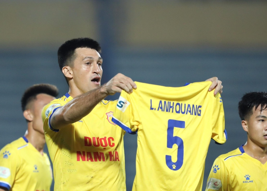 Đỗ Merlo tri ân đồng đội Lâm Anh Quang sau khi ghi bàn mở tỷ số trận đấu - Ảnh: Phan Tùng 