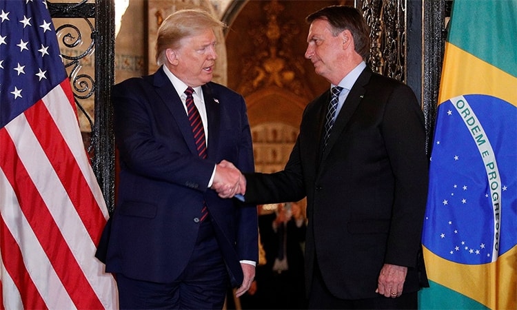 Tổng thống Mỹ Donald Trump (trái) bắt tay Tổng thống Brazil Jair Bolsonaro (phải) trước bữa tiệc tại khu nghỉ dưỡng Mar-a-Lago, bang Floridsa ngày 7/3. Ảnh: AP.