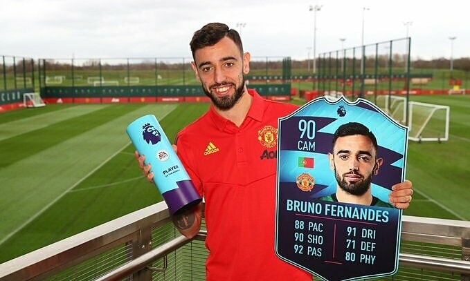 Fernandes cùng danh hiệu tháng hai, và chỉ số game FIFA. Ảnh: PL.