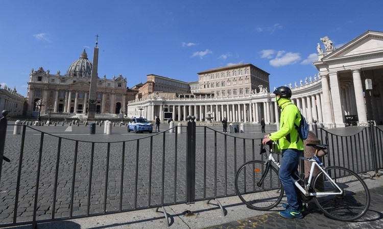 Người dân đứng bên Quảng trường St. Peter, Vatican hôm 15/3 trong lúc Italy đang phong tỏa toàn quốc. Ảnh: Reuters.