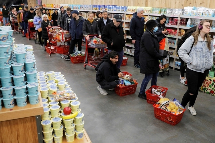Người Mỹ xếp hàng chờ thanh toán tại một siêu thị ở New York, khi dịch bệnh lan nhanh tại đây. Ảnh: Reuters