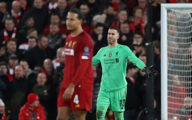 Sai lầm của thủ thành Adrian vừa khiến Liverpool bật bãi khỏi Champions League. Ảnh: Reuters.