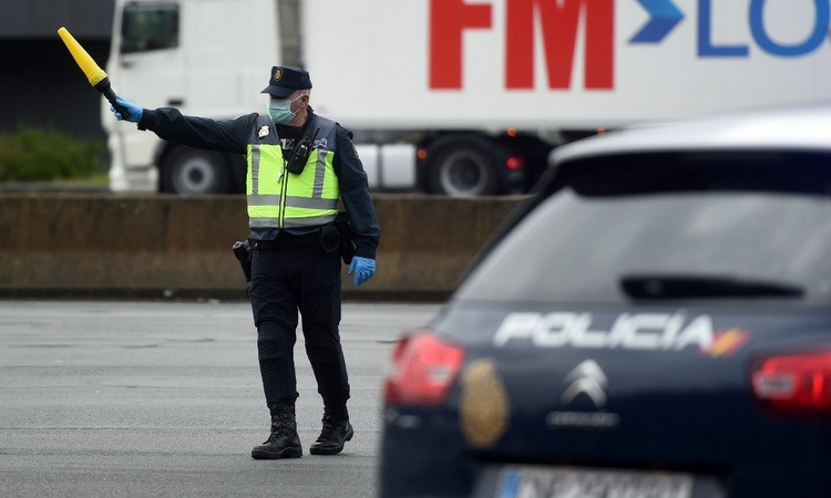 Cảnh sát Tây Ban Nha tại một chốt kiểm soát biên giới hôm 17/3. Ảnh: AFP.