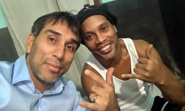 Cuevas (trái) chụp ảnh chung với Ronaldinho trong tù. Ảnh: Twitter.