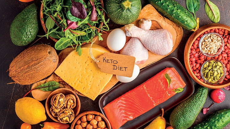 Keto là chế độ ăn ít carb, đủ protein và nhiều chất béo. 