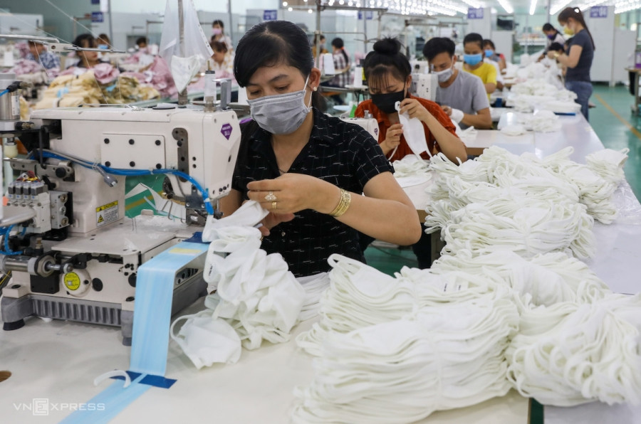 Công nhân một doanh nghiệp may tại TP HCM sản xuất khẩu trang, tiêu thụ tại thị trường nội địa. Ảnh: Quỳnh Trần