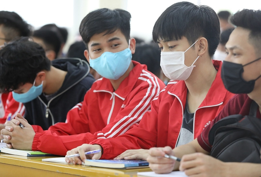 Sinh viên Đại học Bách khoa Hà Nội trở lại trường vào sáng 2/3 sau kỳ nghỉ dài phòng dịch Covid-19. Ảnh: Ngọc Thành