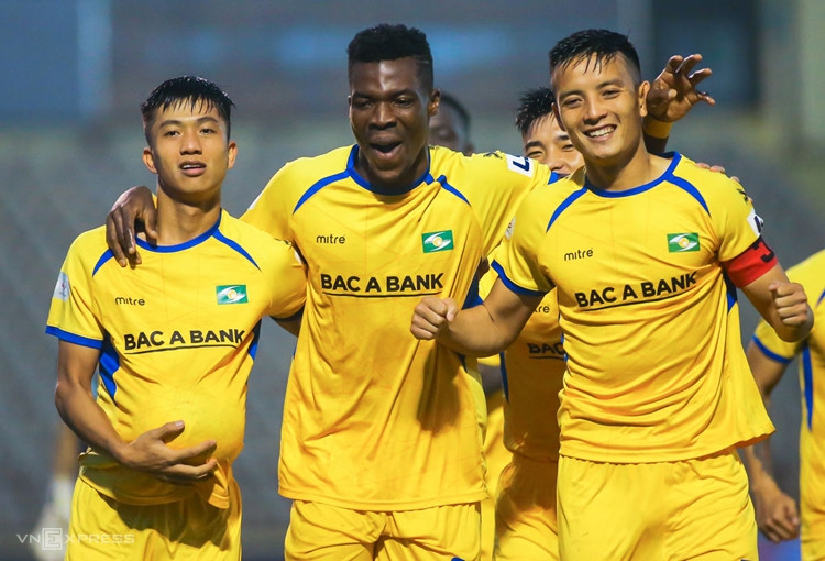 Phan Văn Đức ăn mừng khi ghi bàn duy nhất, giúp SLNA thắng Bình Dương 1-0 trên sân Vinh ngày 14/3. Ảnh: Xuân Thuỷ