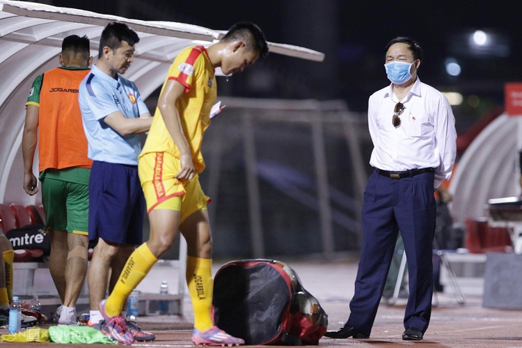 Bầu Đệ thất vọng khi Thanh Hoá thua TP HCM 0-1 ở vòng hai V-League 2020. Ảnh: Đức Đồng