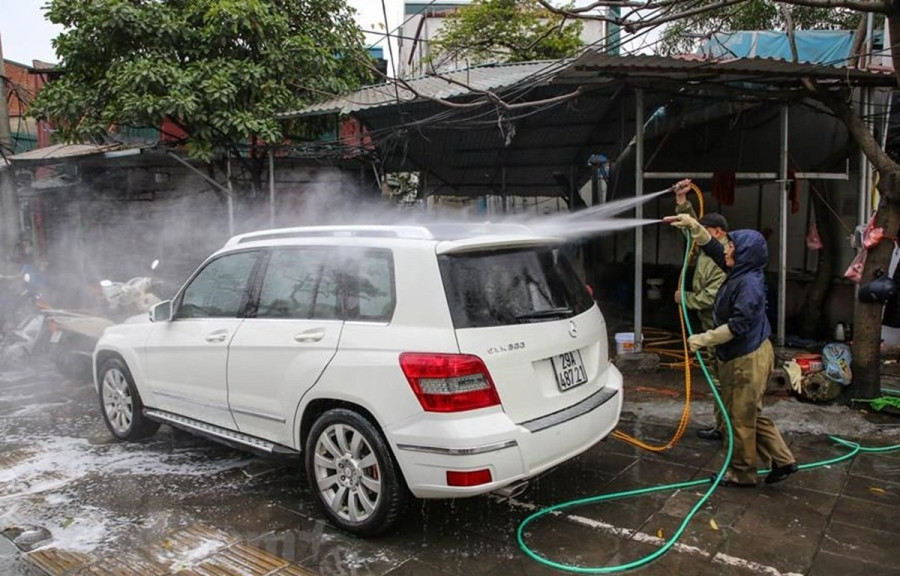 Trước sự lây lan của dịch gây viêm phổi cấp, việc giữ chiếc ô tô luôn sạch sẽ là điều rất cần thiết để đảm bảo sức khỏe. (Ảnh: PV/Vietnam+)