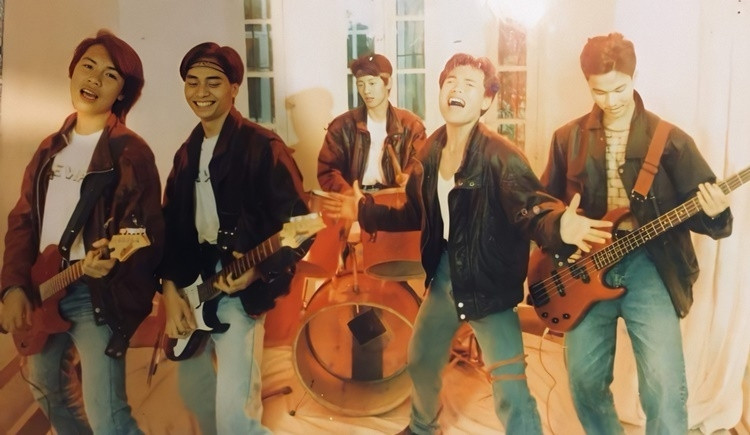 Ban nhạc lần đầu chụp hình tại studio năm 1995. Từ trái qua: Nguyễn Hoàng -Trần Tuấn Hùng - Trần Lập - Trung Dũng, chơi trống Đức Hiệp. Ảnh: Nhân vật cung cấp. 