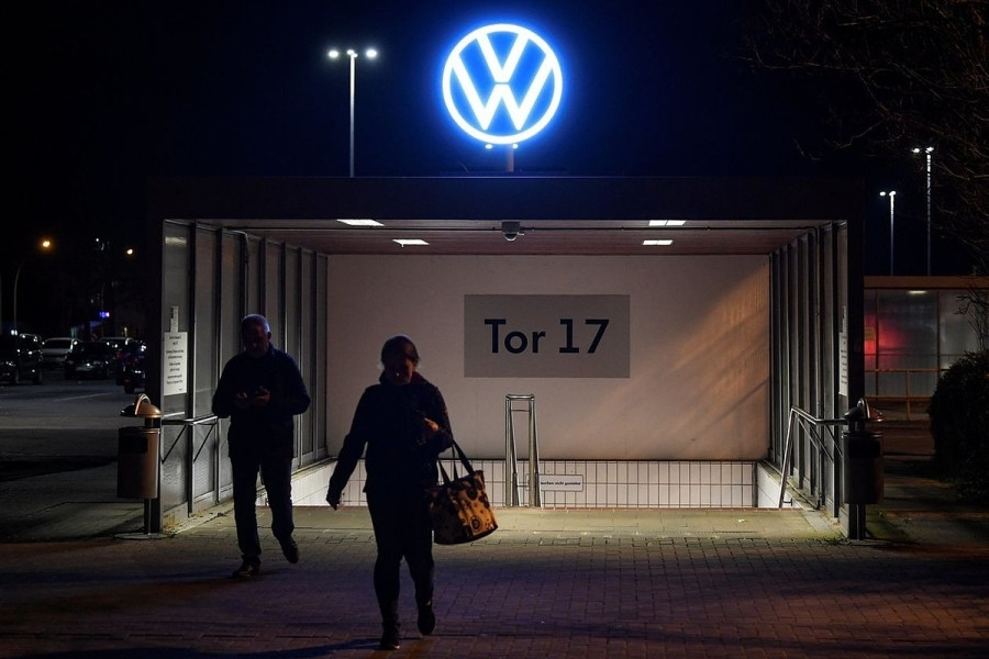 Công nhân rời nhà máy của Volkswagen tại Wolfsburg (Đức) vào tối ngày 19/3. Ảnh: Reuters