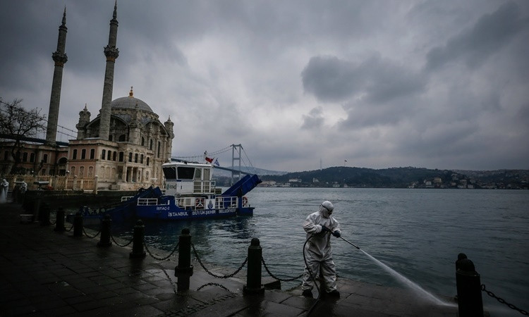 Nhân viên y tế phun chất khử khuẩn ở Istanbul, Thổ Nhĩ Kỳ. Ảnh: AP.