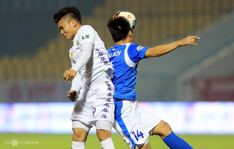 Quang Hải tranh bóng với Hải Huy trong trận Quảng Ninh - Hà Nội trên sân Cẩm Phả không khán giả ở vòng 2 V-League 2020 hôm 15/3. Ảnh: Việt Cường. 