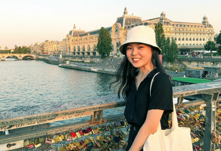 Nguyễn Thị Thanh Hương chụp ảnh tại cầu Léopold-Sédar-Senghor, thủ đô Paris. Ảnh: Nhân vật cung cấp. 