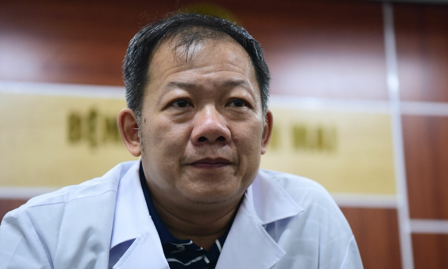 Bác sĩ Dương Đức Hùng, Phó Giám đốc Bệnh viện Bạch Mai tại phòng làm việc riêng ngày 27/3. Ảnh: Giang Huy.