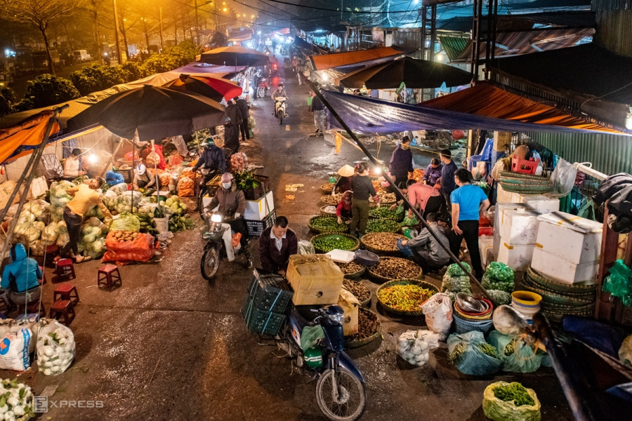 Hoạt động mua bán tại chợ đầu mối Long Biên (Hà Nội) lúc rạng sáng ngày 8/3. Ảnh: Thanh Huế.