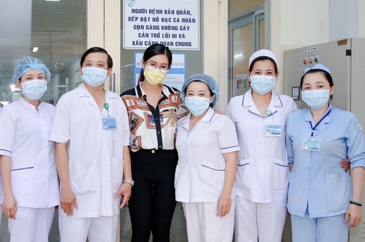 Thảo Tiên chụp ảnh cùng đội ngũ y, bác sĩ điều trị cho cô tại bệnh viện Bệnh Nhiệt đới. Ảnh: nhân vật cung cấp. 