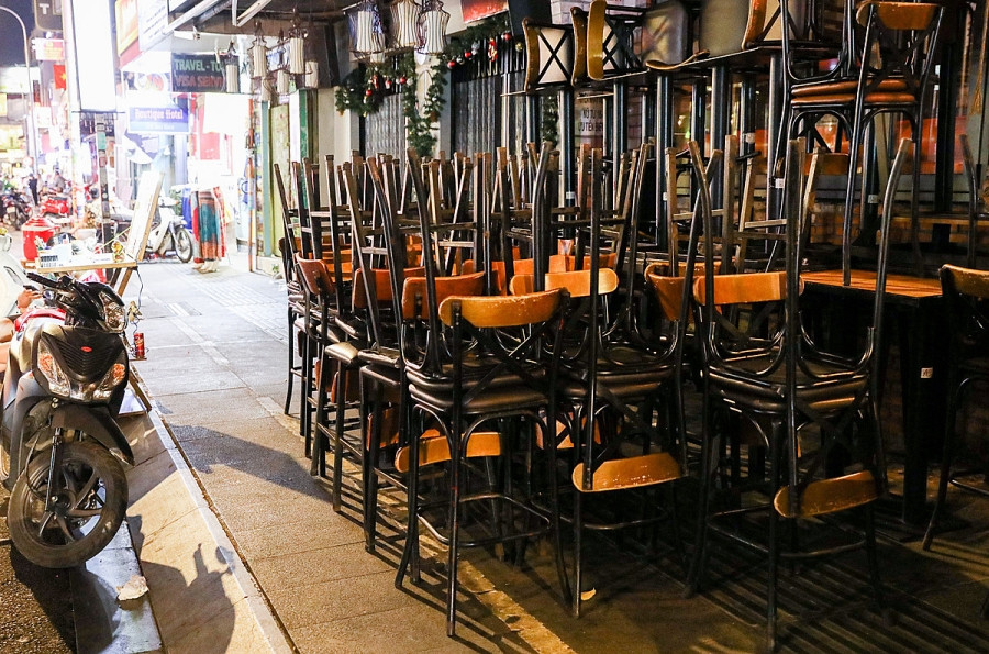 Hàng loạt nhà hàng, quán bar, beerclub,massage tại phố đi bộ Bùi Viện đóng cửa tối 14/3. Ảnh: Quỳnh Trần.