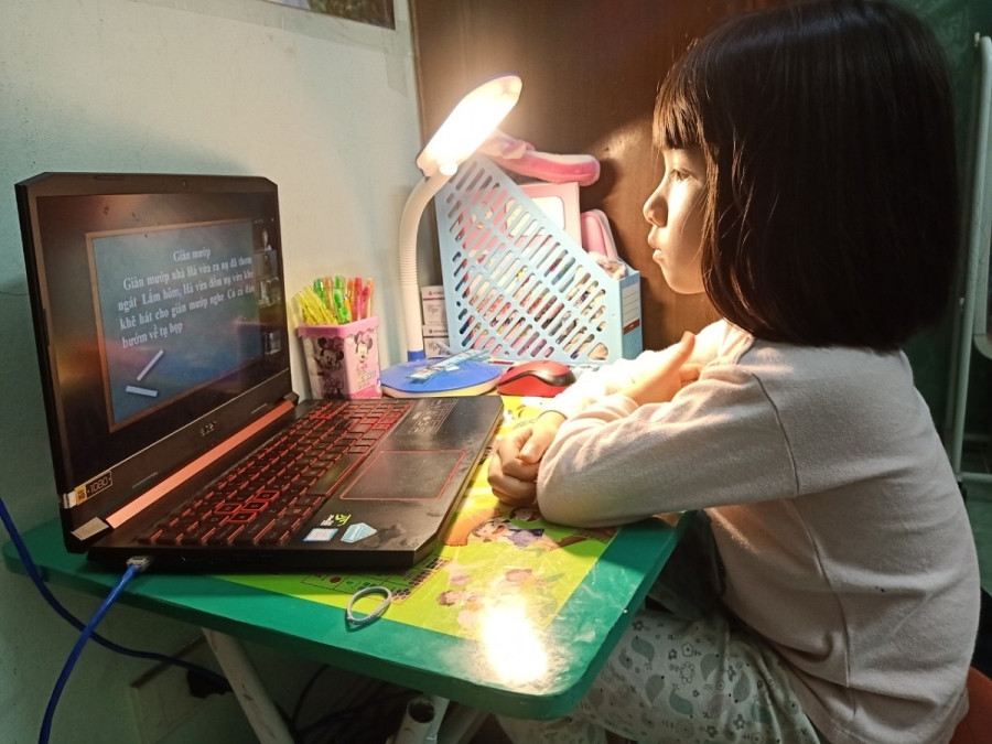 Con gái chị Liễu học online. Ảnh: Nhân vật cung cấp