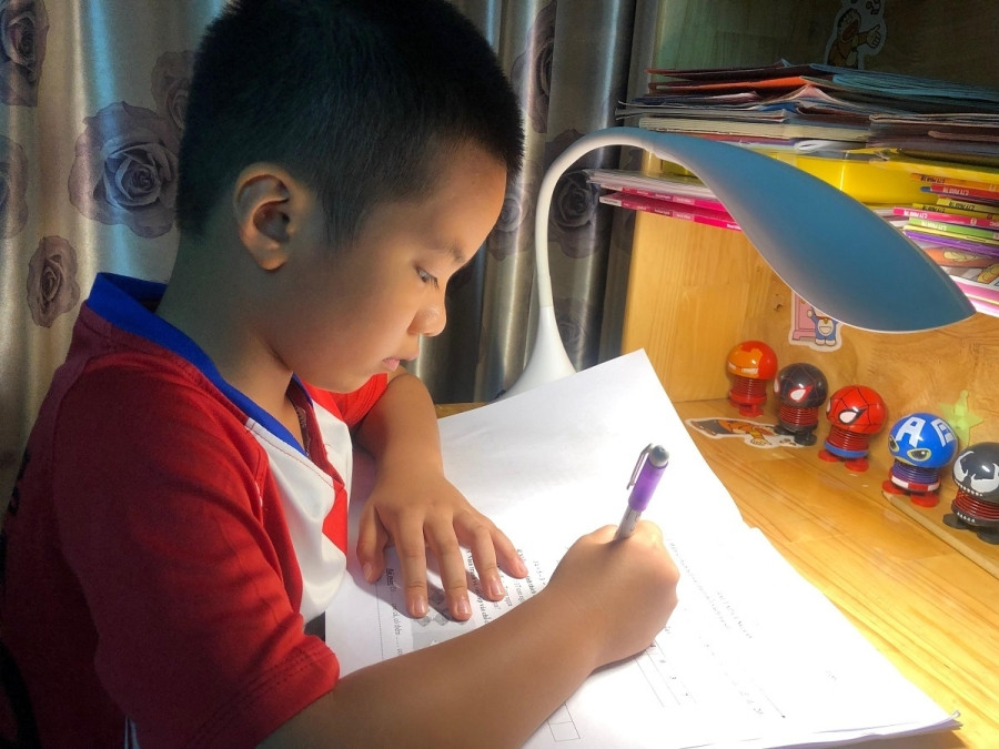Con trai anh Lê Hồng Phong trong giờ học tại nhà. Ảnh: Thảo Nguyên.