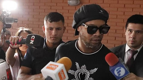 Ronaldinho ra tù nhưng chưa được trả tự do
