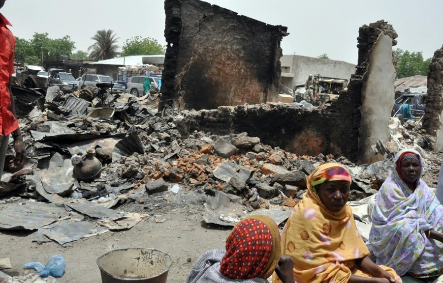 Người dân khu vực Đông Bắc Nigeria phải sống trong cảnh nghèo khó, thiếu ăn do làn sóng bạo lực do phiến quân Boko Haram gây ra. (Ảnh: AFP/TTXVN)