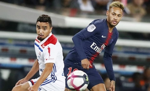 Rafael (trái) từng nhiều lần đụng độ Neymar tại Ligue 1