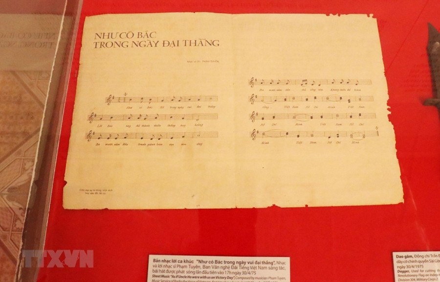 Bản nhạc và lời bài hát “Như có Bác trong ngày vui đại thắng” do nhạc sỹ Phạm Tuyên sáng tác và được phát sóng lên vào ngày 30/4/1975 được trưng bày tại Triển lãm. (Ảnh: Xuân Khu/TTXVN.)