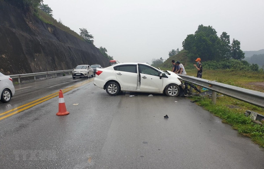 Vụ tai nạn giao thông trên đường Cao tốc Nội Bài–Lào Cai, thuộc địa phận xã Tân Hợp, huyện Văn Yên, tỉnh Yên Bái giữa 3 xe ôtô làm 2 người bị thương xảy ra vào lúc 8 giờ 20 phút ngày 1/5. (Ảnh: Tuấn Anh/TTXVN)