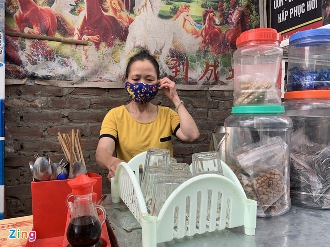 Nam shipper bi hanh hung vi nhuc ma tai xe, dap pha oto hinh anh 1 1_zing.JPG