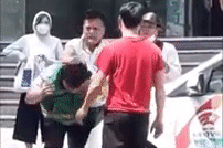 Nam shipper bi hanh hung vi nhuc ma tai xe, dap pha oto hinh anh 2 ezgif.com_crop_3.gif