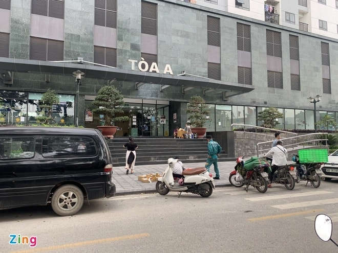 Nam shipper bi hanh hung vi nhuc ma tai xe, dap pha oto hinh anh 3 2_zing.JPG