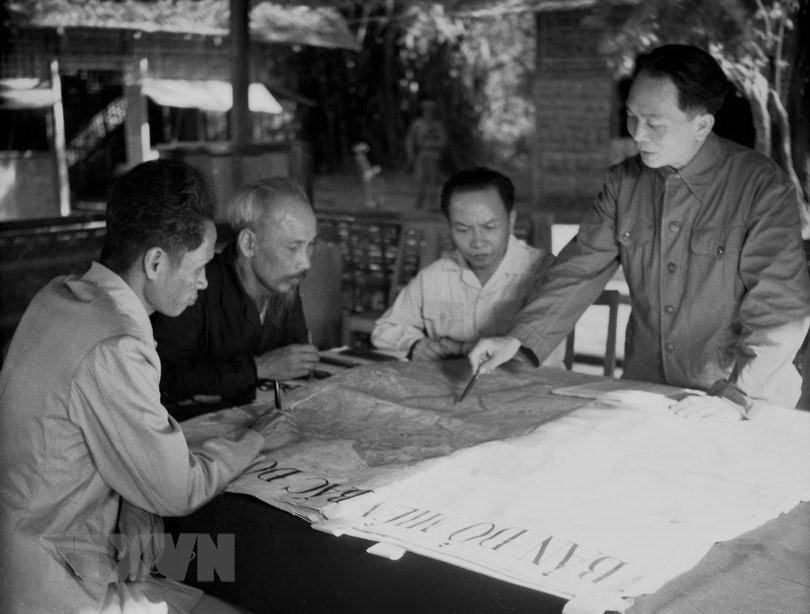 Bac Ho va Dai tuong Vo Nguyen Giap trong Chien dich Dien Bien Phu hinh anh 2