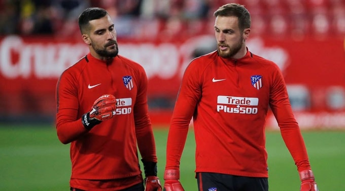 Oblak phải nhờ tới chấn thương của Moya (trái) mới có cơ hội bắt chính tại Atletico