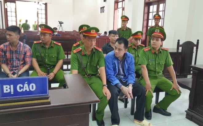 Giang '36' cùng giám đốc doanh nghiệp vây xe chở công an lãnh 4 năm tù - 1