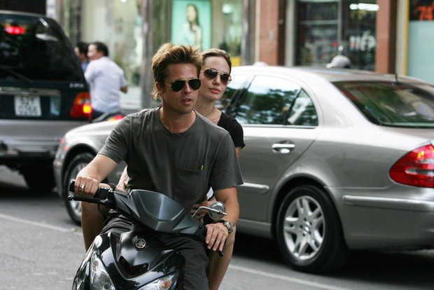 Anh Angelina Jolie - Brad Pitt di xe may o TP.HCM 14 nam truoc hinh anh 3 kk.jpg