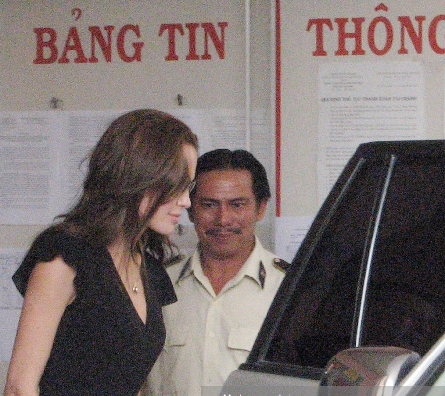Anh Angelina Jolie - Brad Pitt di xe may o TP.HCM 14 nam truoc hinh anh 7 gettyimages_73578807_2048x2048_2_.jpg