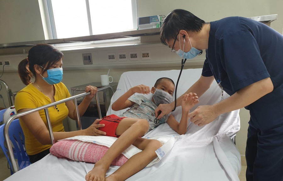 Bệnh nhân nhi 10 tuổi mắc bệnh viêm não Nhật Bản đang điều trị tại Bệnh viện Nhi Trung ương. (Ảnh: PV/Vietnam+)